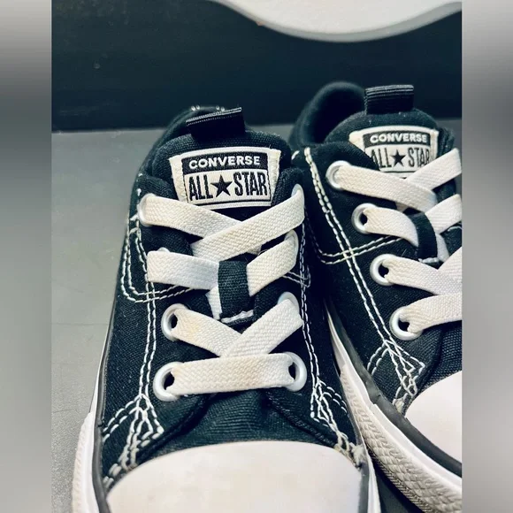 Converse Black and White Low-Tops - Kids size 8 - Picture 4 of 8